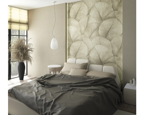 Chambre lumineuse avec lit, tables de chevet, lampe et décoration murale