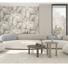Wohnzimmer mit Sofa, Couchtischen und gemusterter Tapete