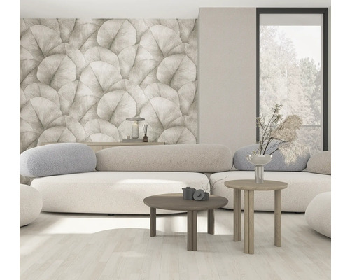 Wohnzimmer mit Sofa, Couchtischen und gemusterter Tapete