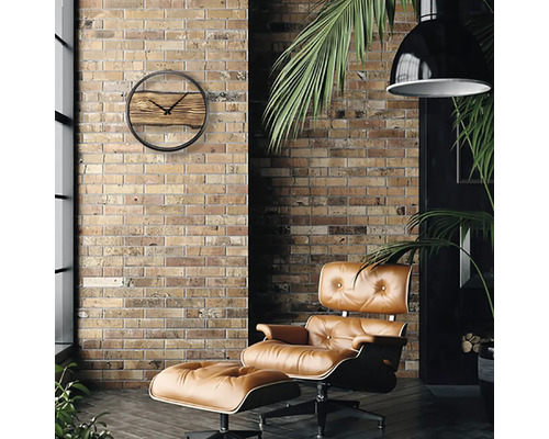 Salon avec mur de briques, fauteuil et horloge murale