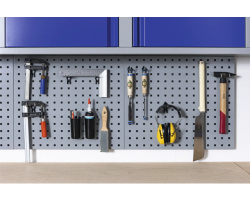 Aménagement d''atelier avec panneau perforé, outils et accessoires