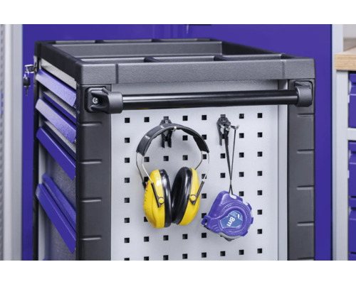 Chariot d''atelier avec paroi perforée, casque antibruit et mètre ruban