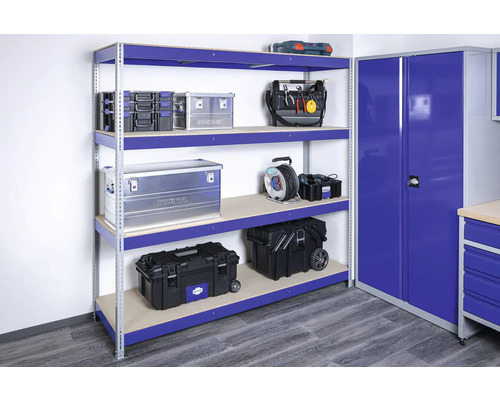 Système d''étagères avec des boîtes à outils et une armoire d''atelier dans la salle de travail.