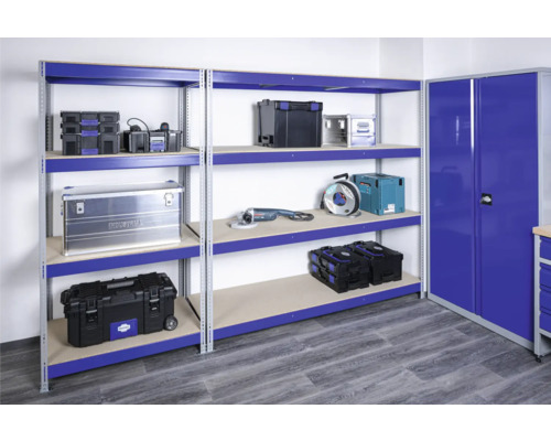 Regalsystem mit Werkzeugkisten und Werkzeugen in einer Werkstatt