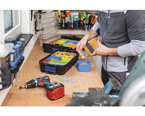 Werkbank mit Sortimentskästen, Schrauben und Akkuschrauber
