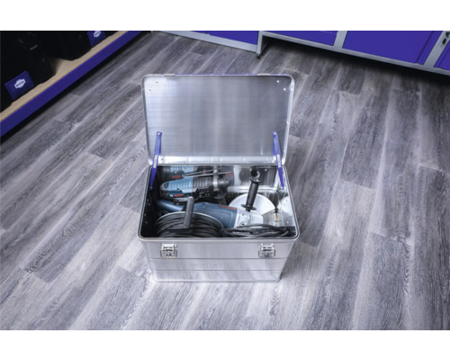 Boîte à outils en aluminium ouverte remplie d''outils électriques