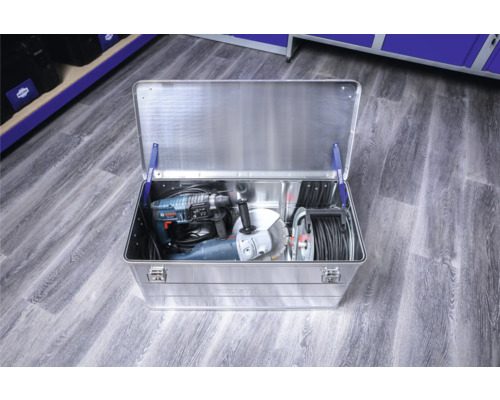 Geöffneter Werkzeugkoffer aus Aluminium mit Bohrmaschine, Winkelschleifer und Kabeltrommel