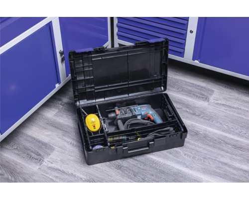 Geöffnete Werkzeugkiste mit Bohrmaschine und Zubehör