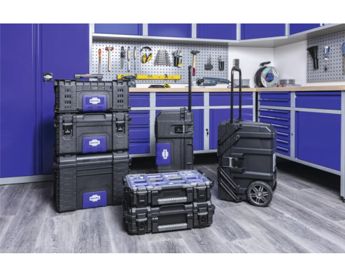 Werkstatt mit Werkzeugkoffern und Werkzeugschränken