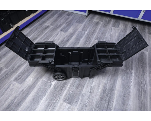 Geöffneter, schwarzer Werkzeugkasten mit Rädern