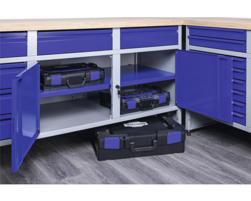 Werkbank mit Schubladen und Werkzeugkoffern