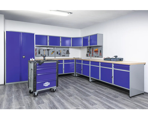 Werkstatt mit Werkstatteinrichtung bestehend aus Werkzeugschrank, Werkbank und Werkzeugwagen für eine organisierte Arbeitsumgebung.