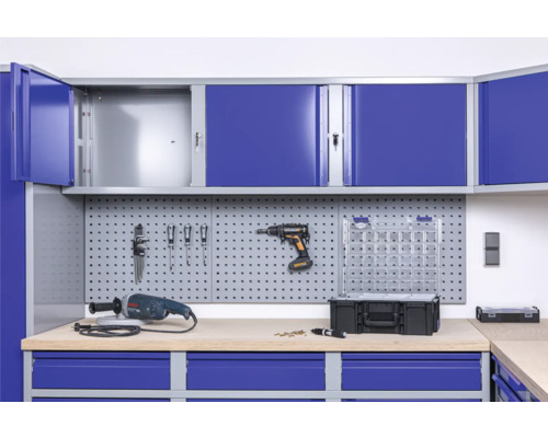 Werkstatt mit Werkzeugschränken, Lochwand und Werkzeugen