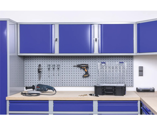 Werkstatt mit Werkzeugschränken, Werkzeugwand und Werkzeugen