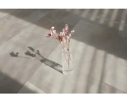 Bodenfliesen mit Blumenvase auf heller, sonnendurchfluteter Fläche