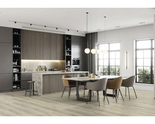 Heller, moderner Küchen- und Essbereich mit Holzboden, Esstisch und Einbauküche