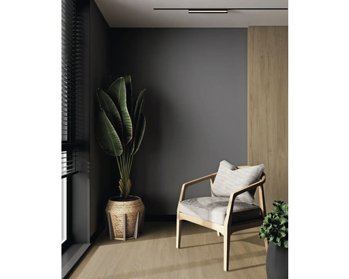 Einrichtungsbeispiel: Zimmer mit Sessel, Zimmerpflanze und Deckenleuchte für eine gemütliche Atmosphäre