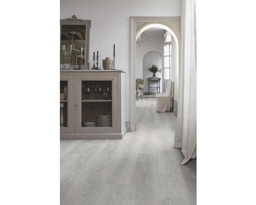 Heller Raum mit hellem Holzboden, Kommode und Durchgang zu einem weiteren Raum