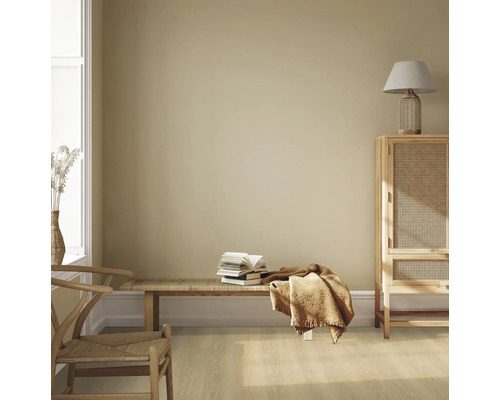 Wohnzimmer mit Holzmöbeln, Lampe und Dekoration