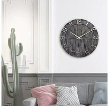 Horloge murale avec chiffres romains dans un salon
