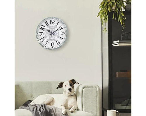 Wohnzimmer mit Wanduhr und Hund auf der Couch