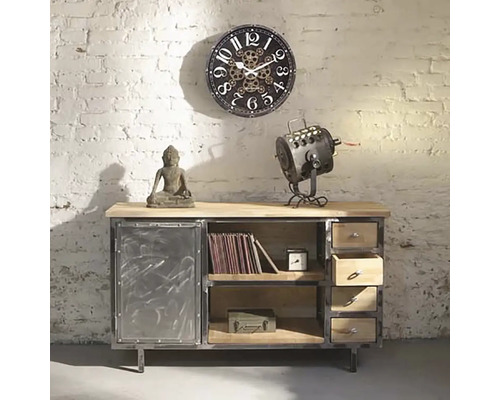 Kommode mit Uhr, Buddhafigur und Lampe vor einer Ziegelwand