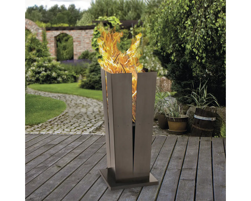 Colonne de feu en métal avec feu de bois dans le jardin