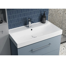 Meuble-lavabo avec armoire sous-vasque et robinetterie dans la salle de bains