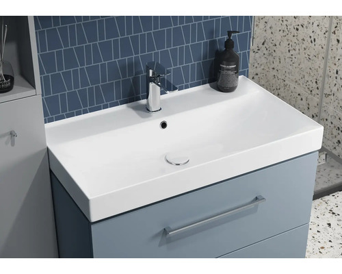 Waschtisch mit Unterschrank, Armatur und Bad-Accessoires in hellem Badezimmer