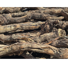 Pile de racines de vigne à des fins décoratives