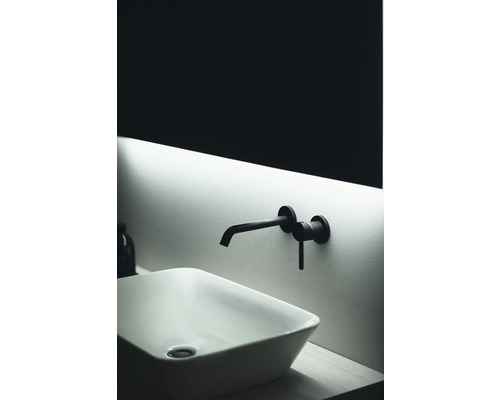 Lavabo avec robinet noir au mur