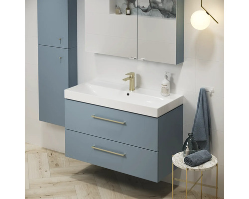 Badezimmer mit Waschtisch, Spiegelschrank und Hochschrank für Badezimmerartikel