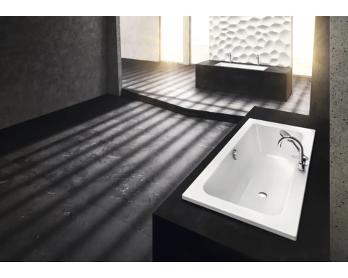 Salle de bain avec baignoires et design moderne