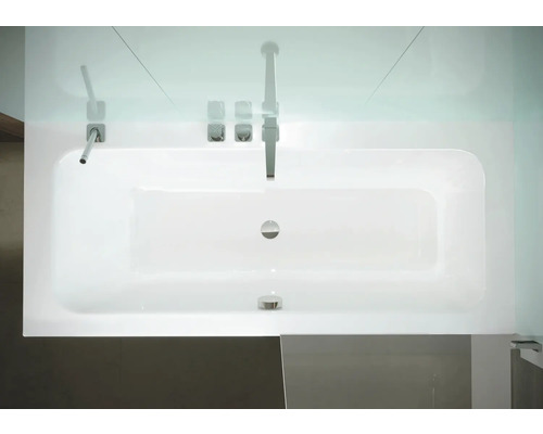 Vue de dessus d''une baignoire blanche avec robinetterie et pomme de douche