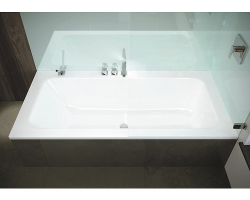 Baignoire encastrée avec paroi de douche en verre et robinetterie