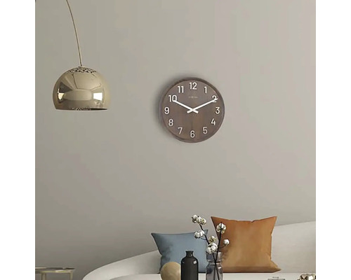 Holz Wanduhr im Wohnzimmer