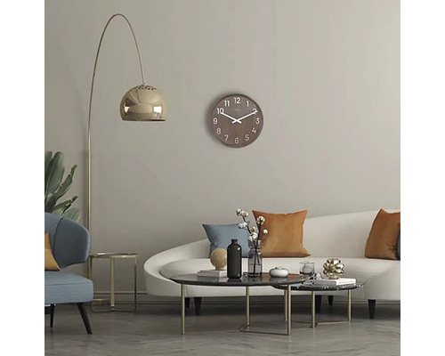 Wohnzimmer mit Sofa, Tisch, Lampe und Holzwanduhr