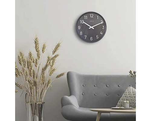 Salon avec canapé gris, table, décoration et horloge murale ronde