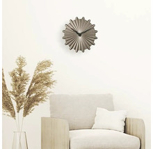 Horloge murale décorative au-dessus d''un fauteuil dans le salon.