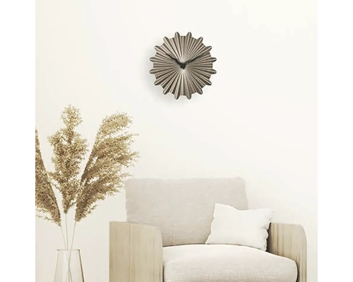 Dekorative Wanduhr über einem Sessel im Wohnzimmer.