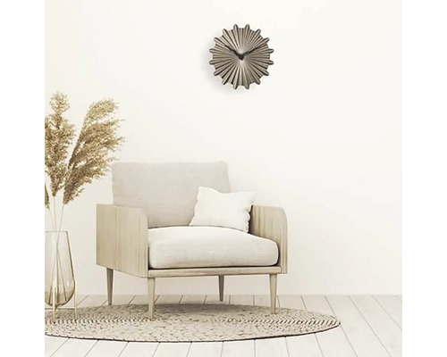 Wohnzimmer mit Sessel, Dekoration und Wanduhr