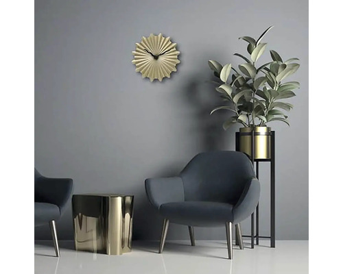 Wohnzimmer mit Sessel, Tisch, Pflanze und Wanduhr