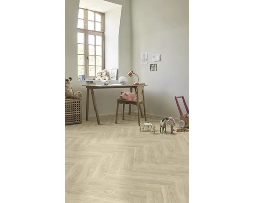 Kinderzimmer mit hellem Holzboden im Fischgrätmuster, Schreibtisch und Spielsachen