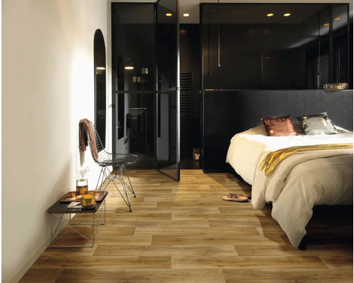 Chambre avec plancher en bois, lit et portes en verre noires
