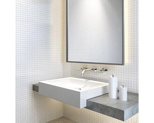 Modernes Badezimmer mit weißem Aufsatzwaschbecken, Spiegel und Armatur