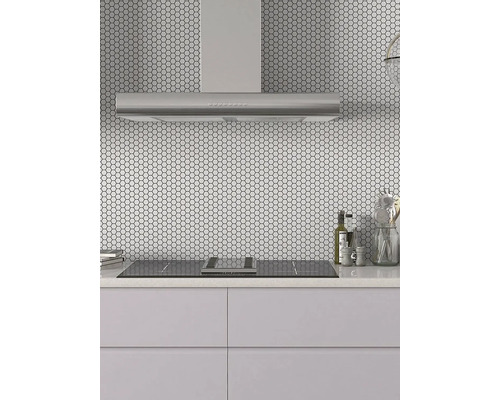 Küchenszene mit Dunstabzugshaube und sechseckigen Fliesen