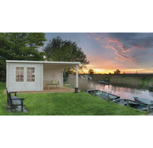 Holzgartenhaus mit überdachter Terrasse am Wasser mit Booten