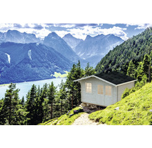 Gartenhaus aus Holz vor Berglandschaft