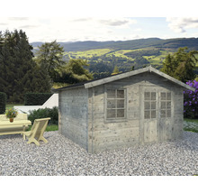 Garten mit Gartenhaus aus Holz, Fenster und Doppeltür