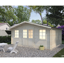 Garten mit Holzgartenhaus, Tisch und Stuhl auf Kiesfläche